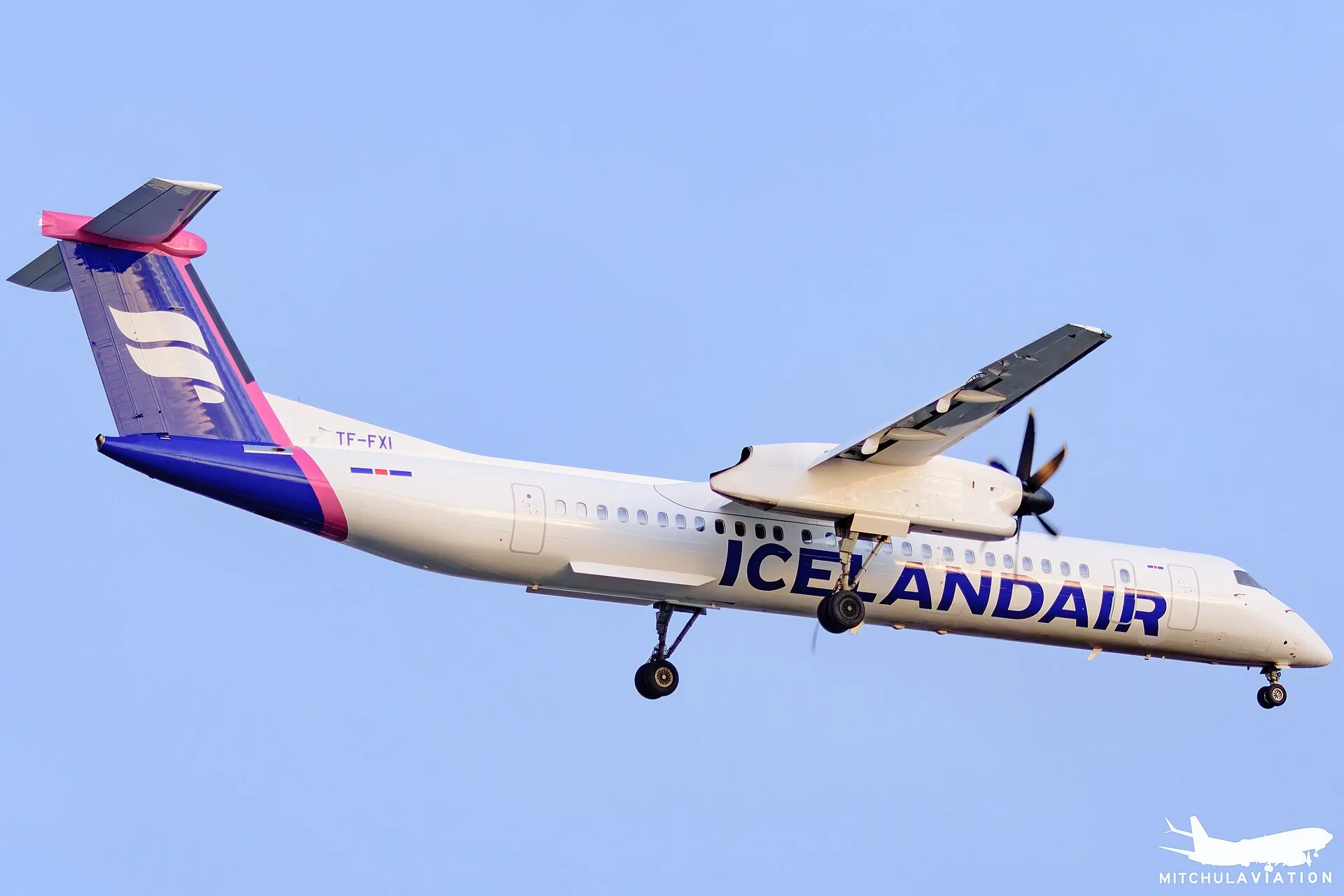Icelandair De Havilland Dash 8-400 on approach